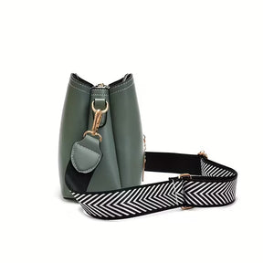 vista lateral Bolsa feminina verde com alça regulável para uso no ombro ou transversal