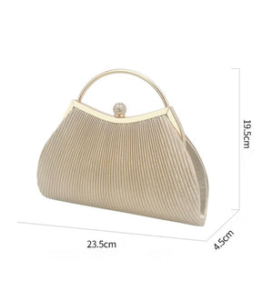 Close no fecho de cristal e strass da bolsa prata metalizada da marca Saybeleze.