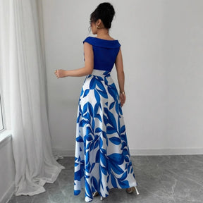 modelo mostrando vista lateral e atras Conjunto Azul Feminino branca com estampa de folhagens em azul