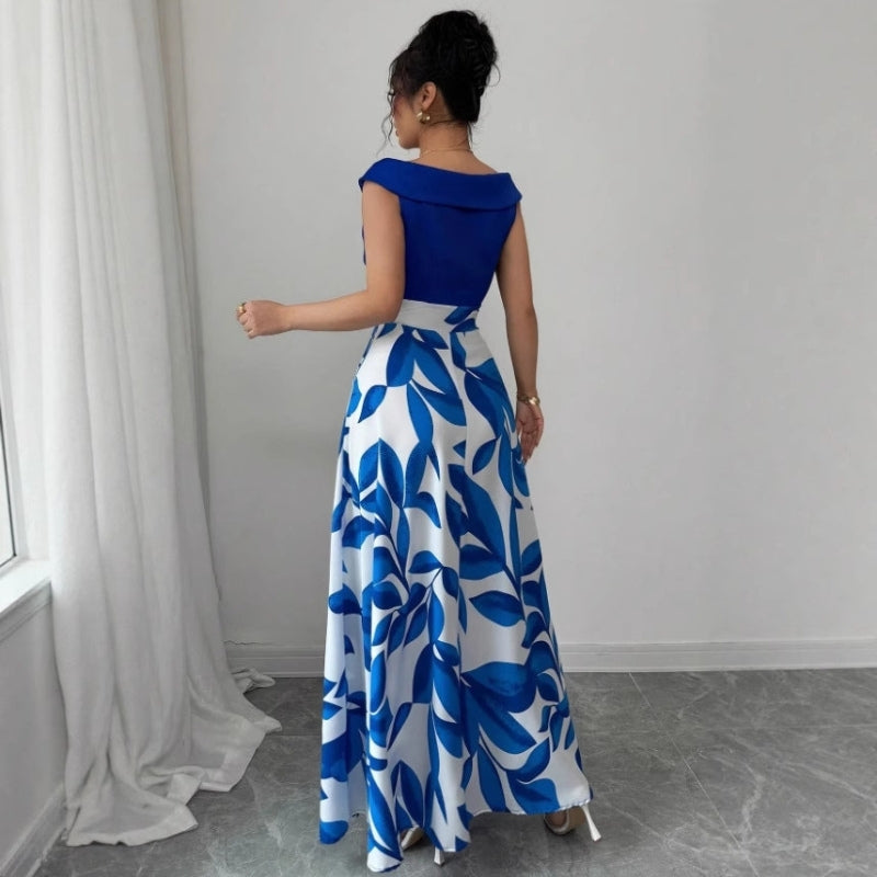 modelo mostrando vista lateral e atras Conjunto Azul Feminino branca com estampa de folhagens em azul