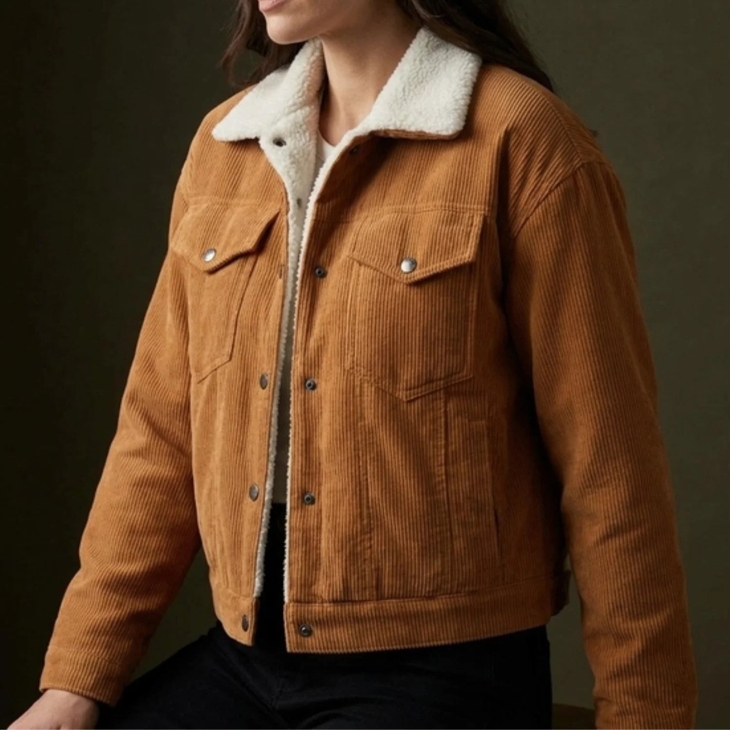 Jaqueta Trucker Feminina de Veludo Cotelê com Forro Sherpa Caramelo - Estilo Clássico para o Inverno