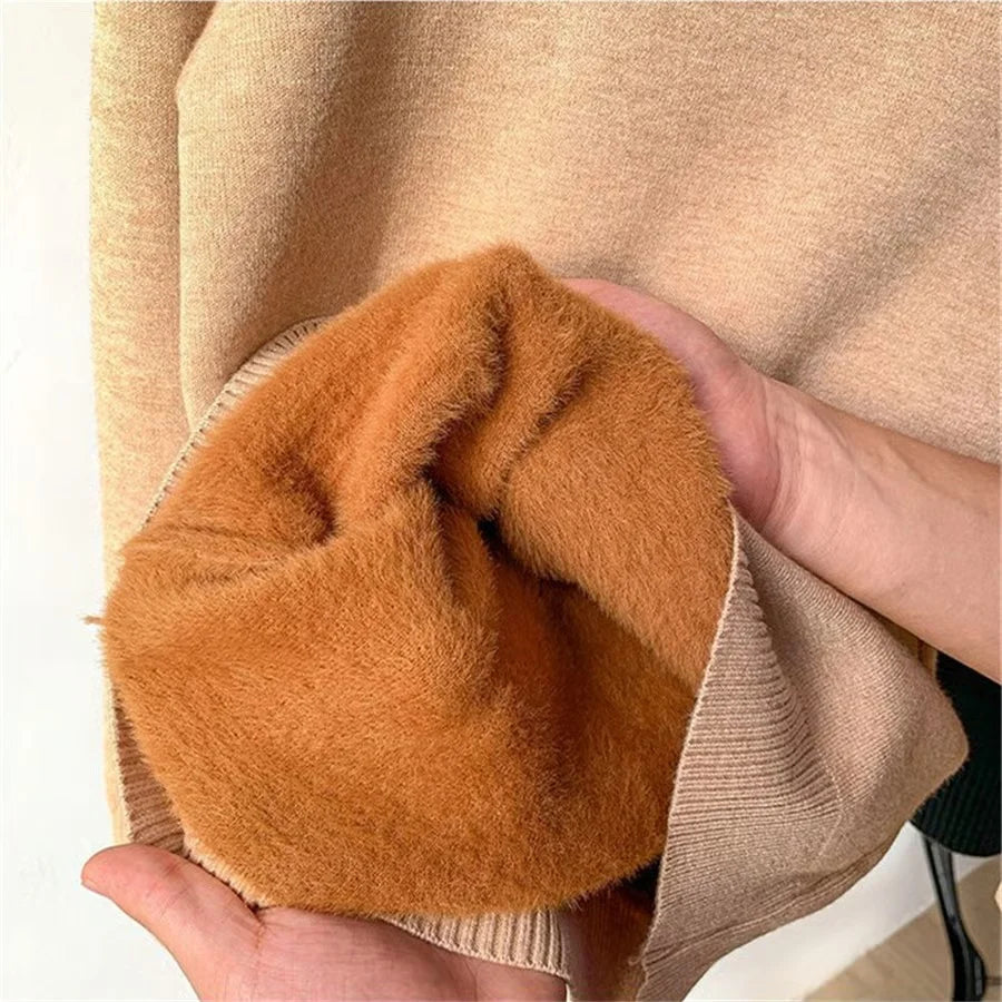 Suéter feminino gola alta bege com interior aconchegante para inverno

