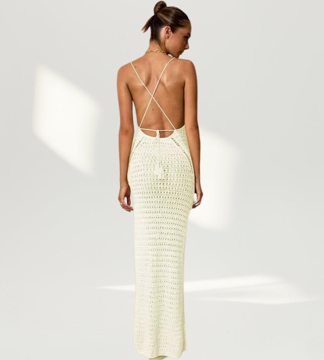Modelo de costas usando o Vestido Longo Capri em tricô com amarração fina e costas nuas.