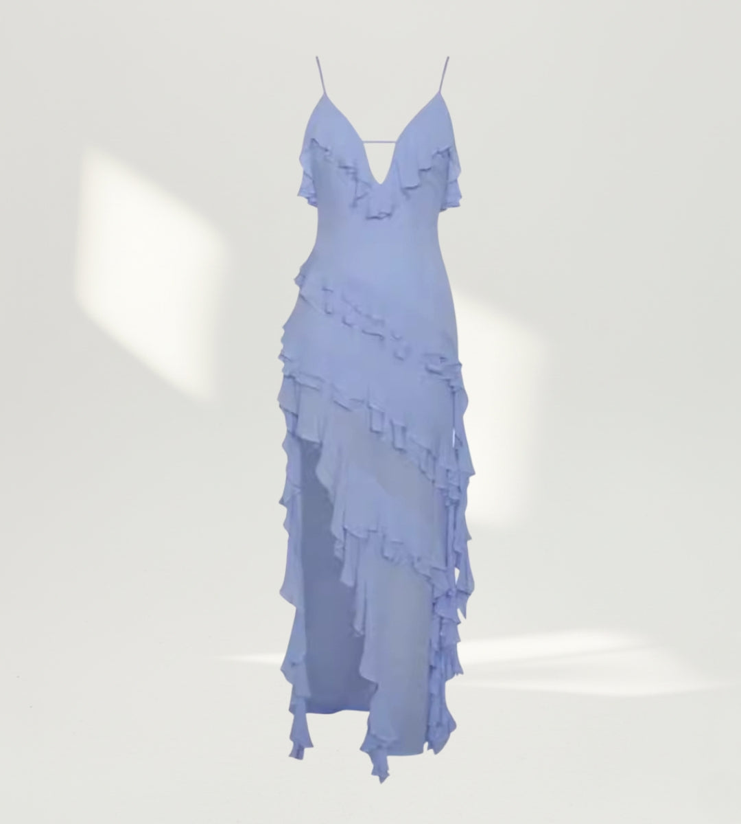 Modelo de frente usando o Vestido Longo Porto Cervo brading cor azul