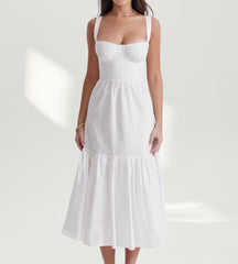 Modelo de frente usando o Vestido Midi Portofino Branco em laise com busto estilo corset e barra em babados.
