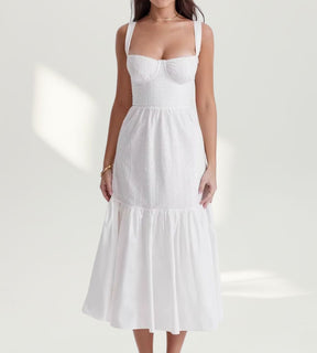 Modelo de frente usando o Vestido Midi Portofino Branco em laise com busto estilo corset e barra em babados.