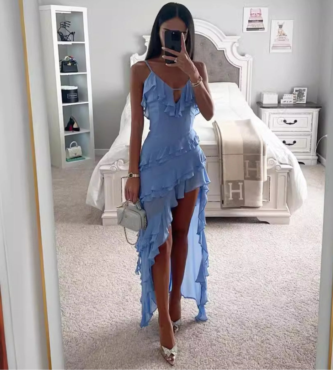 Modelo de frente usando o Vestido Longo Porto Cervo com babados em cascata e fenda lateral alta.