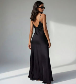 Vestido slip dress preto feminino com modelagem evasê e acabamento acetinado

