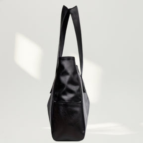 Detalhe das alças de ombro com 26cm de queda da bolsa de ombro marrom texturizada.