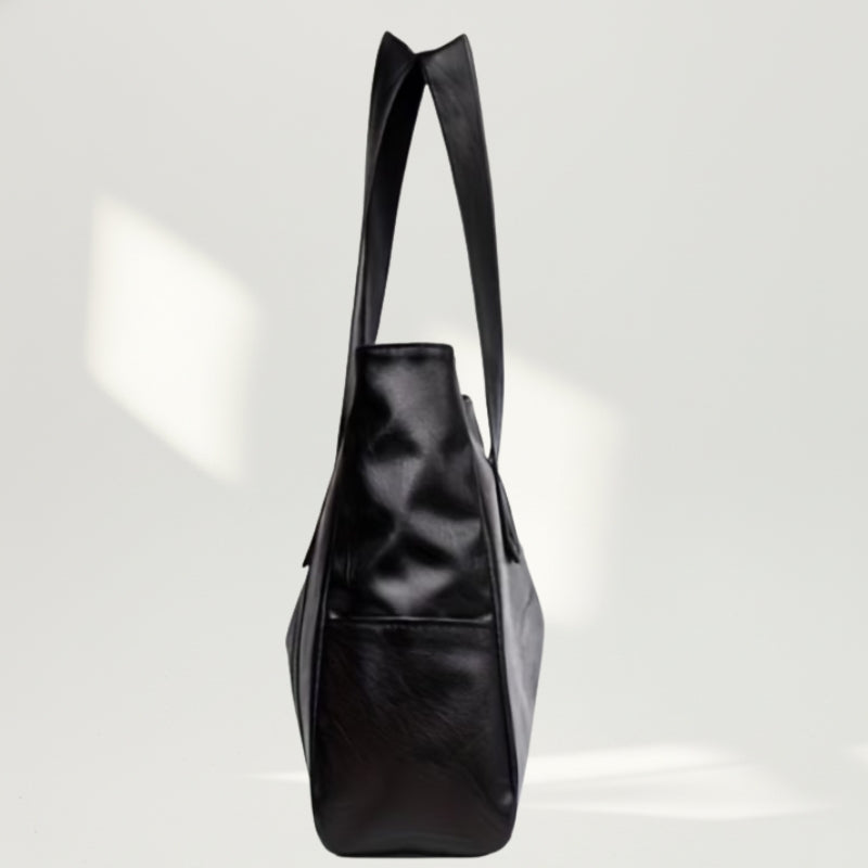 Detalhe das alças de ombro com 26cm de queda da bolsa de ombro marrom texturizada.