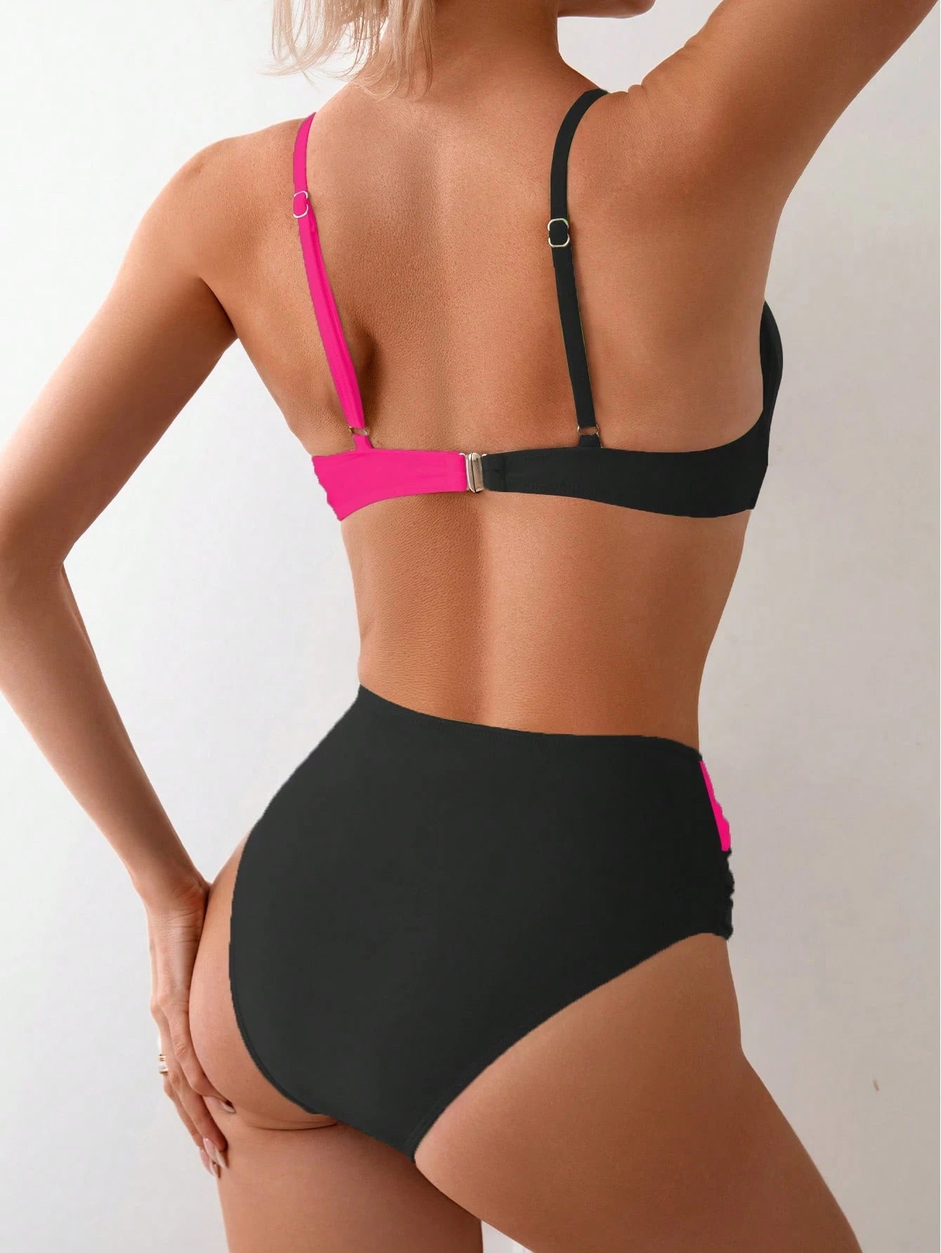 biquíni preto e rosa pink com top cruzado e hot pant cintura alta
