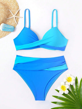Biquíni bicolor azul com top estruturado, alças finas e detalhe transpassado.