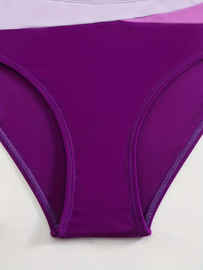 Detalhe da calcinha de cintura alta do biquíni feminino roxo com modelagem confortável.