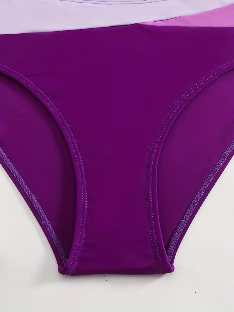 Detalhe da calcinha de cintura alta do biquíni feminino roxo com modelagem confortável.
