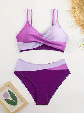 Top de biquíni feminino transpassado em tons de roxo e lilás com alças reguláveis.