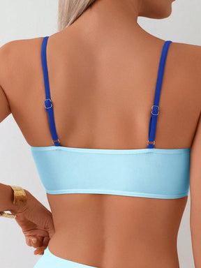 Biquíni azul royal e azul-claro com design sofisticado na vista de tras.