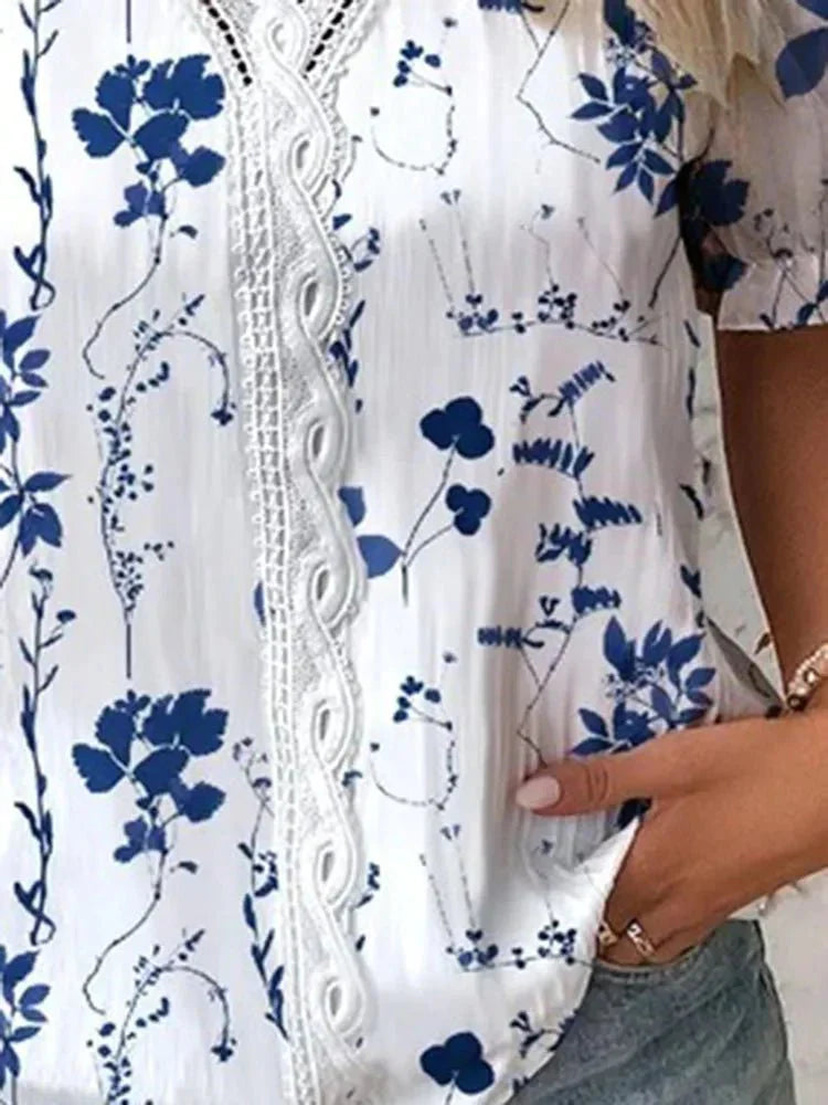 blusa feminina floral azul vibrante com detalhe  