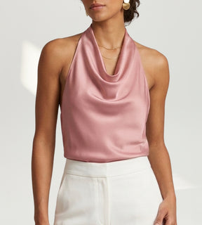 Composição de moda com Blusa Degagê drapeado na variante rosa acetinado.