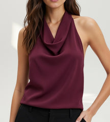 Modelo de frente usando a Blusa Feminina Toscana Borgonha com decote degagê acetinado.