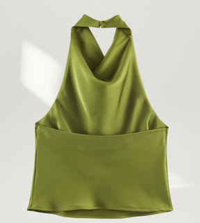 Close no tecido da blusa degagê acetinada verde oliva de alta qualidade.