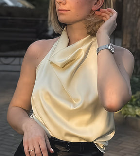 Mulher vestindo blusa frente unica acetinada amarela com gola degage modelo Sorrento em vista frontal