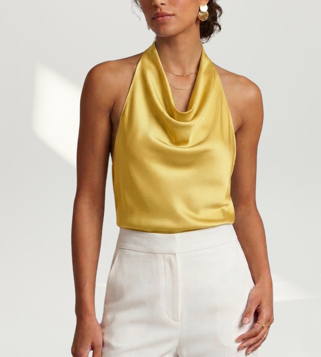 Blusa feminina de cetim frente unica amarela acetinada isolada em fundo branco