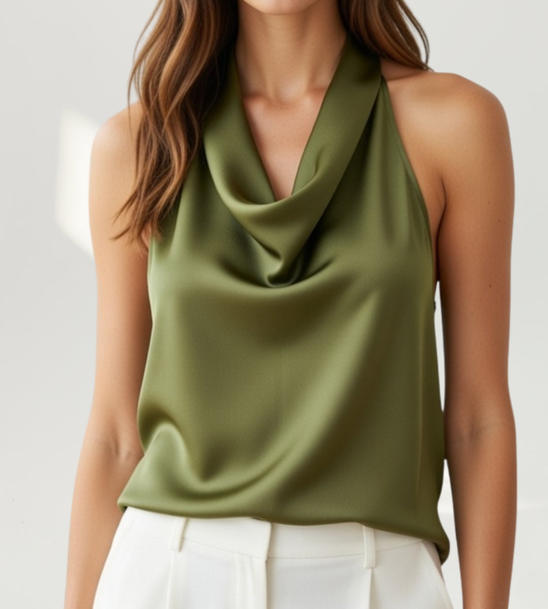 Mulher usando blusa frente unica de cetim verde oliva com decote degage drapeado modelo Mendoza