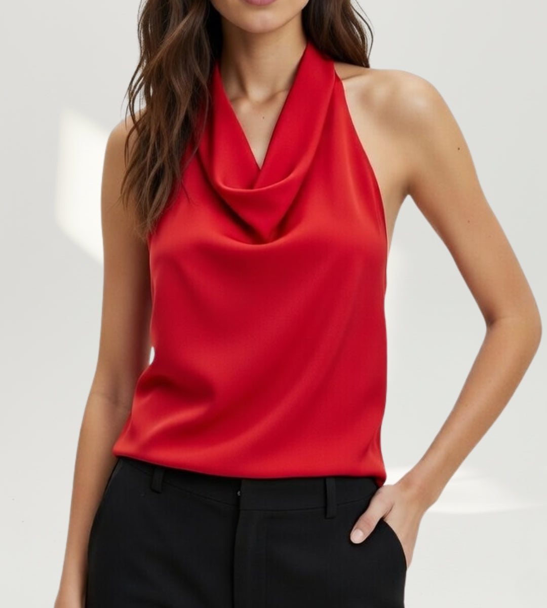 Mulher usando blusa frente unica de cetim vermelha com gola degage drapeada modelo Ferrara