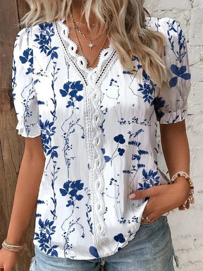 blusa feminina floral azul vibrante com detalhe em renda
