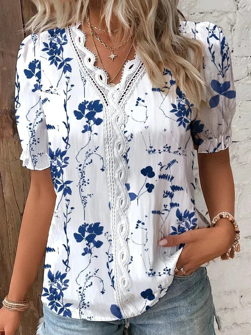 blusa feminina floral azul vibrante com detalhe em renda