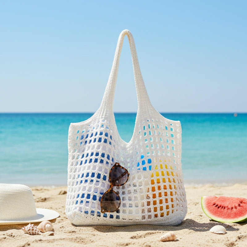Bolsa feminina tricotada em rede branca para praia em vista frontal.