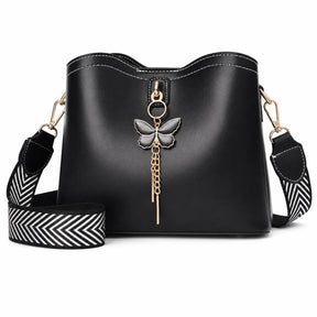 Bolsa feminina saco bucket bag preta com pingente de borboleta isolada em fundo branco