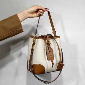 Bolsa feminina em canvas com alça transversal regulável e amplo compartimento interno