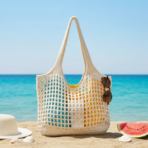 Bolsa feminina tricotada bege posicionada em ambiente interno destacando seu design.