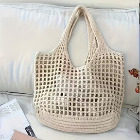 Bolsa feminina tricotada bege combinada com look de verão à beira-mar.