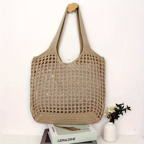 Bolsa feminina tricotada marrom em ambiente em rede interno para uso diário.