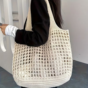 Detalhe da trama vazada da bolsa feminina tricotada em rede.