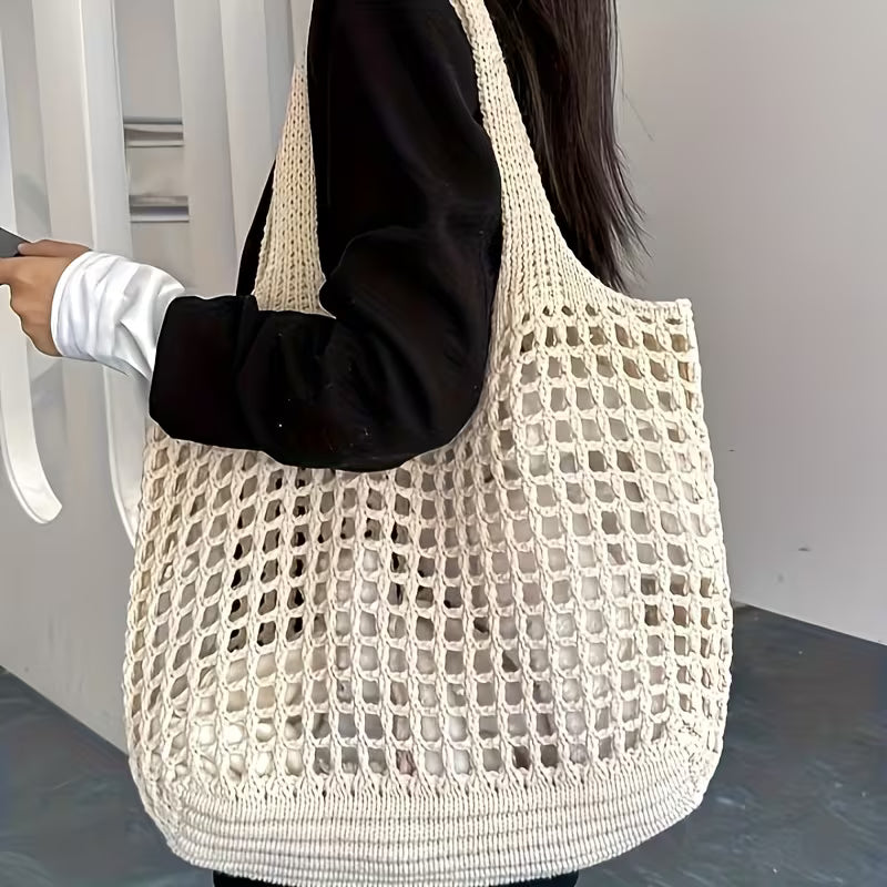 Detalhe da trama vazada da bolsa feminina tricotada em rede.