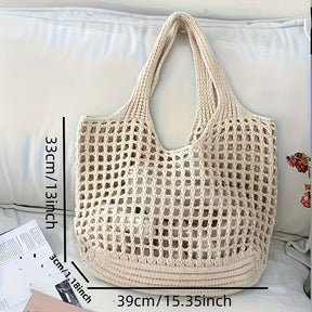 Bolsa feminina tricotada em rede com medidas aproximadas de 39 x 33 x 3 cm.