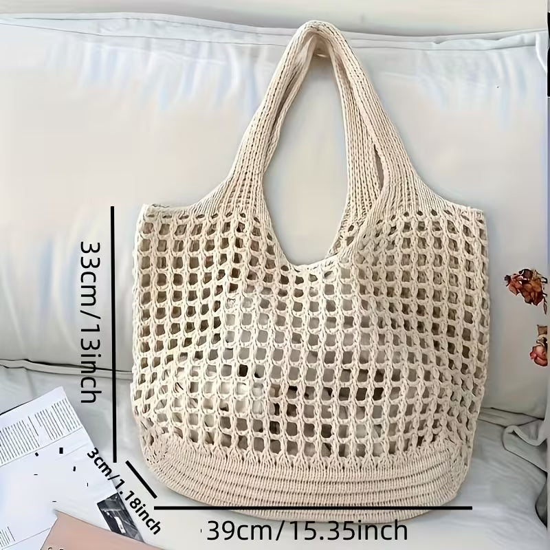 Bolsa feminina tricotada em rede com medidas aproximadas de 39 x 33 x 3 cm.