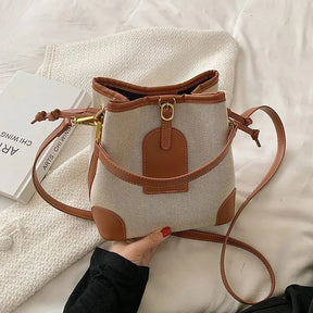 Bolsa feminina tote em canvas com detalhes marrons e acabamento elegante