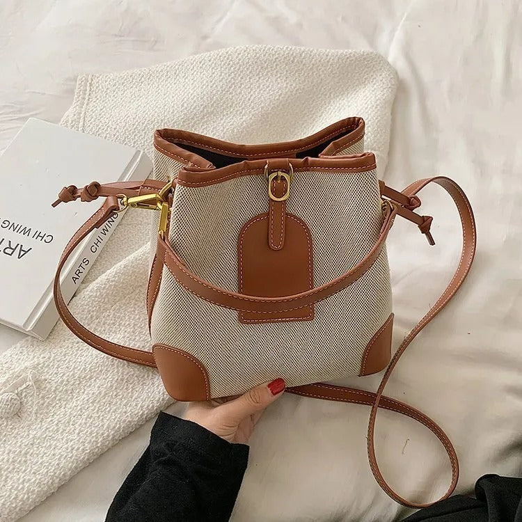 Bolsa feminina tote em canvas com detalhes marrons e acabamento elegante