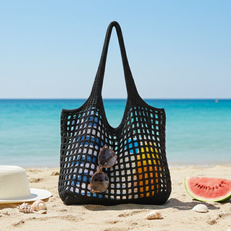 Bolsa feminina tricotada em rede preta para praia em vista frontal.
