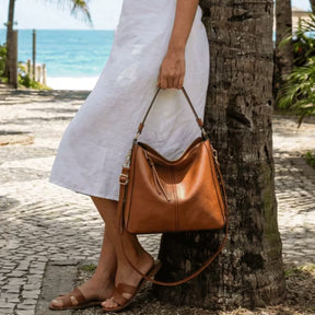 Mulher usando bolsa de ombro hobo com textura granulada modelo Amalfi