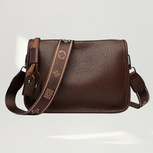 Modelo utilizando a Bolsa Charlotte Vintage Brown no ombro, demonstrando caimento e elegância.