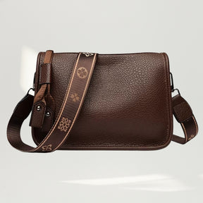 Modelo utilizando a Bolsa Charlotte Vintage Brown no ombro, demonstrando caimento e elegância.