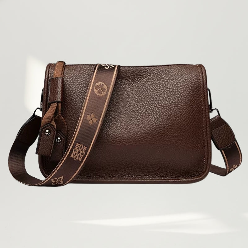 Modelo utilizando a Bolsa Charlotte Vintage Brown no ombro, demonstrando caimento e elegância.