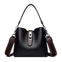 Bolsa feminina transversal preta estruturada com trava metalica modelo Lyon em vista frontal