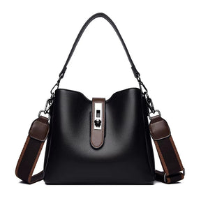 Bolsa feminina transversal preta estruturada com trava metalica modelo Lyon em vista frontal