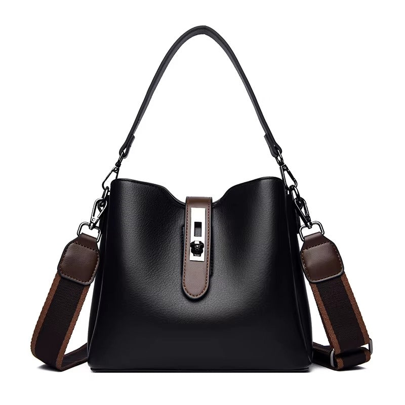 Bolsa feminina transversal preta estruturada com trava metalica modelo Lyon em vista frontal